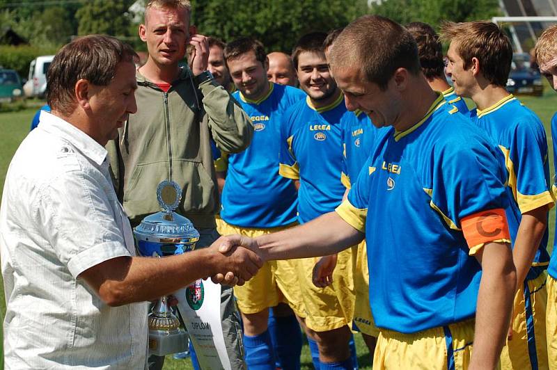 FOTBALISTÉ T.J. Kemp Starý Šachov slavili vítězství ve III. třídě.