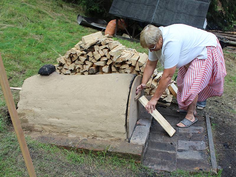 U Dolského mlýna slavnostně zapálili milíř v pondělí 21. srpna.