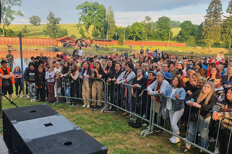 Na mikulášovický koncert dorazil Michal David vrtulníkem.