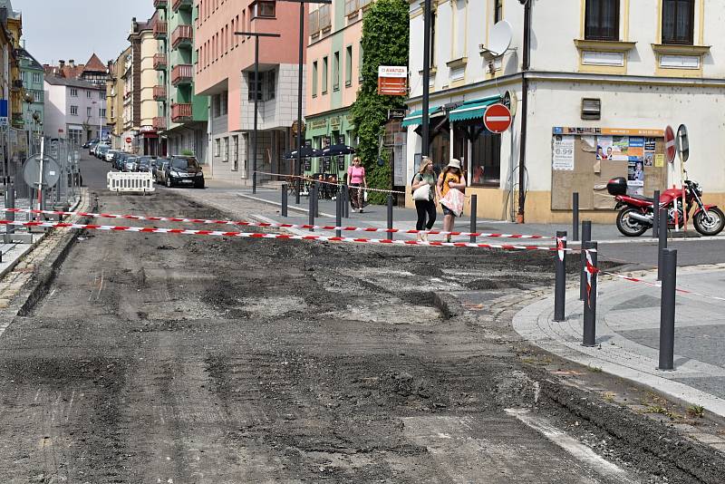 Tržní ulici v Děčíně v Podmoklech vyfrézovali.