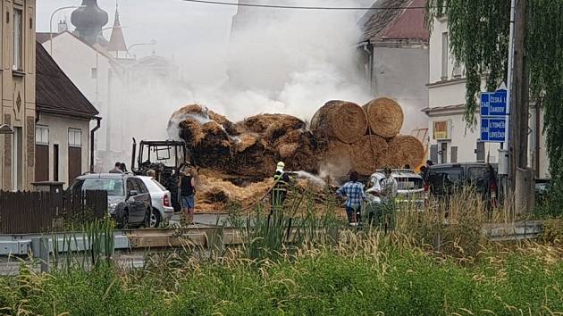 K požáru traktoru s naloženým valníkem slámou došlo v neděli na křižovatce ve Verneřicích.