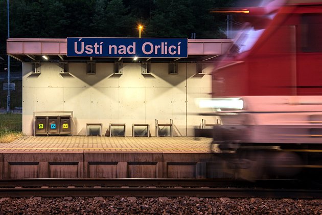 Osvětlení vlakového nádraží v Ústní nad Orlicí.