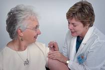 Seniorům nad 65 let hradí očkování proti chřipce pojišťovny.