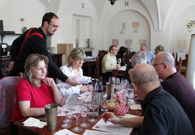 Komise laické veřejnosti hodnotí vína v Erbovním sále Zámku Zábřeh