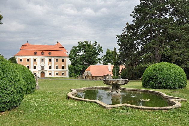 Státní zámek ve Valči