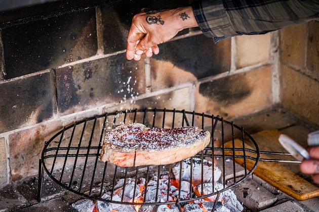 Griluj jako mistr! Recept na šťavnatý steak z vysokého roštěnce - PR Deník