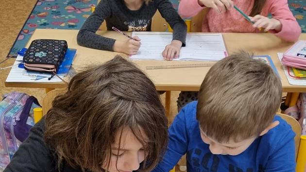 Spolupráce: Starší spolužáci z 3. ročníku učí druháky, jak se rýsuje přímka. Vyzkouší si, jak vysvětlit látku a při tom také opakují své učivo.

