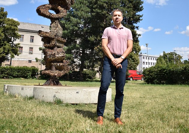 Robert Runták před sochou Revoluce, kterou věnoval městu. Hnutí spOLečně založil v roce 2018.