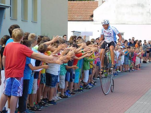 Josef Zimovčák přijíždí po 300 000 kilometrech do Svatobořic-Mistřína na školní slavnost.