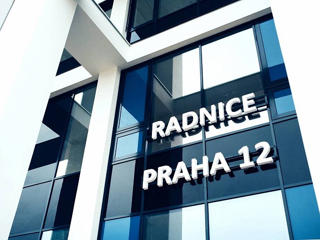 Ovládání osvětlení ve společných prostorech a kancelářích budovy radnice Praha 12.