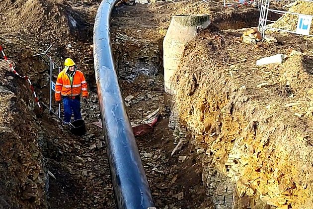 Práce na potrubí po jeho zatažení pod řekou Chrudimkou.