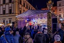 Vánoční trhy v Brně oblékly nový vánoční kabát. Jejich organizátoři založili sváteční program na Zelném trhu na brněnské klubové scéně.