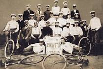 Členové Klubu cyklistů Židenice, kolem roku 1900