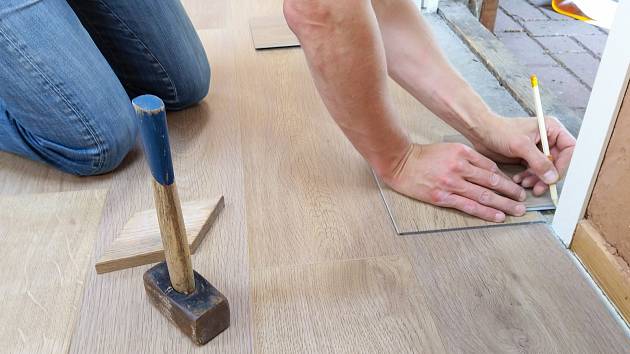 Video: Jak rychle vyrovnat podlahu před položením nové krytiny? - PR Deník