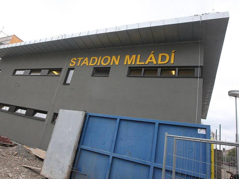 Dělníci dokončují modernizaci atletického stadionu Mládí v Žatci. 