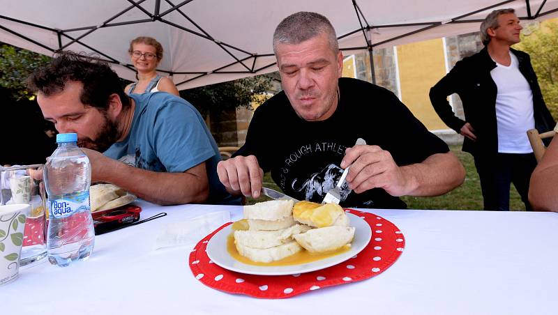 Mistrovství České republiky ve vaření svíčkové proběhlo na Červeném Hrádku v Jirkově.Na konci soutěže se utkali největší jedlíci v klání kdo za půl hodiny sní nejvíce knedliků s omáčkou.Soutěž navštívilo spoustu návštěvníků.Nechyběla folklorní muzika obče