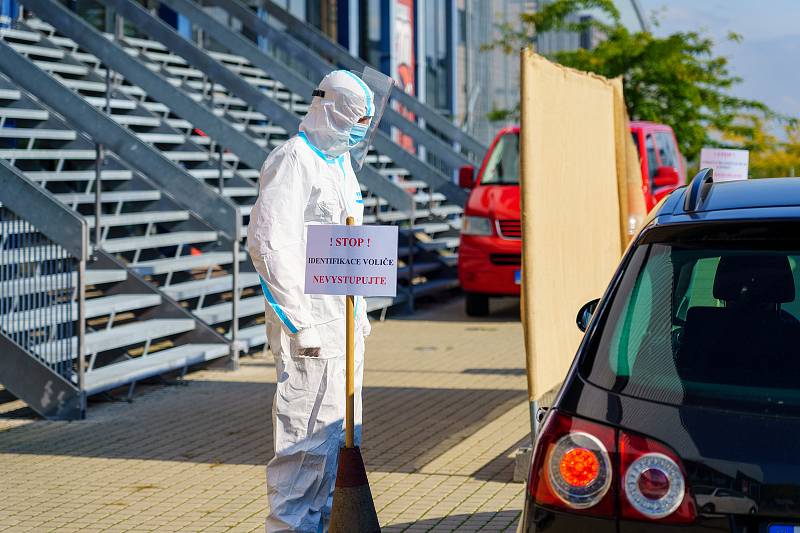 I v Chomutově bylo možné hlasovat z auta pomocí nové metody drive-in, a to v prostoru parkoviště za hokejovou arénou.