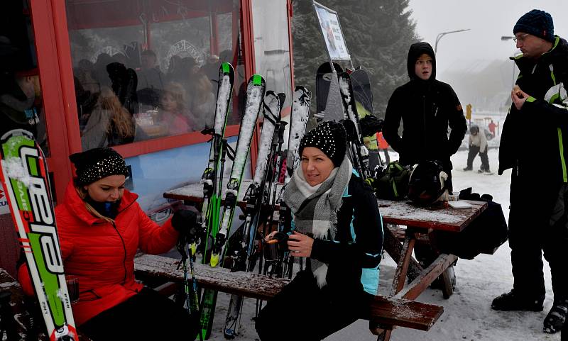 Sváteční lyžovačku si na Klínovci lidé nenechali ujít