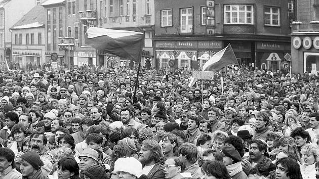 V pondělí 27. listopadu se v Chomutově zapojily tisíce lidí do generální stávky, která probíhala po celém Československu.