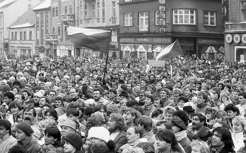 V pondělí 27. listopadu se v Chomutově zapojily tisíce lidí do generální stávky, která probíhala po celém Československu.