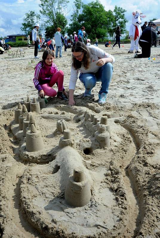 Na pláži Kamencového jezera vyrostly hrady z písku.