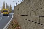 Zeď u chomutovského Kauflandu se bortí, opravy omezí dopravu na rok