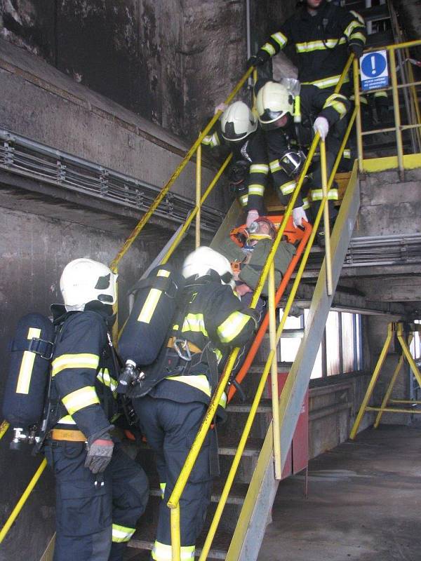 Velké cvičení hasičů, záchranářů a kynologů v areálu Doly Nástup Tušimice.