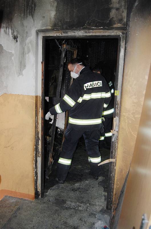 V bytě, kde hořelo, stále pracují vyšetřovatelé z řad policie i odborníků hasičského záchranného sboru.
