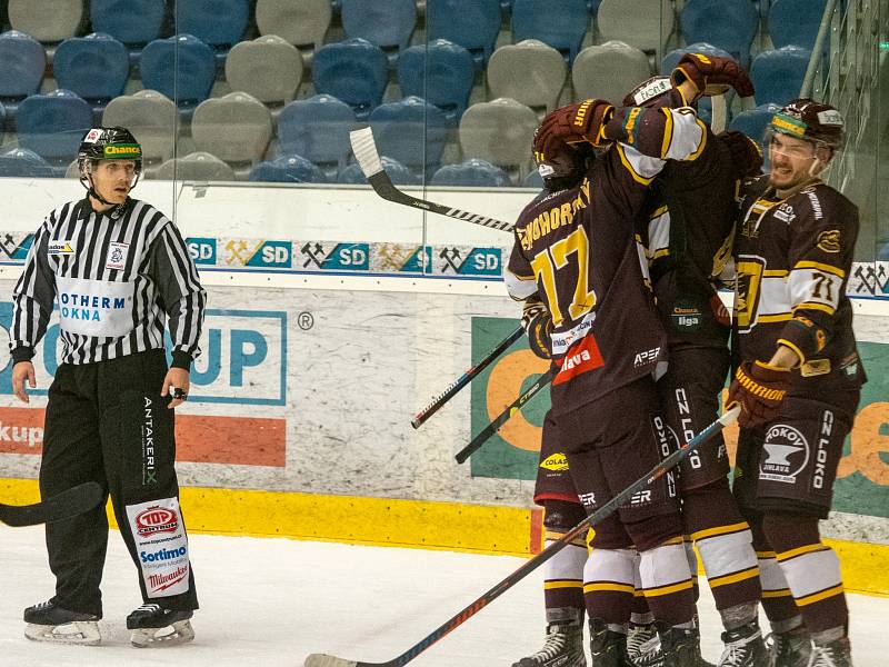 Chomutov (v bílém) versus Jihlava.