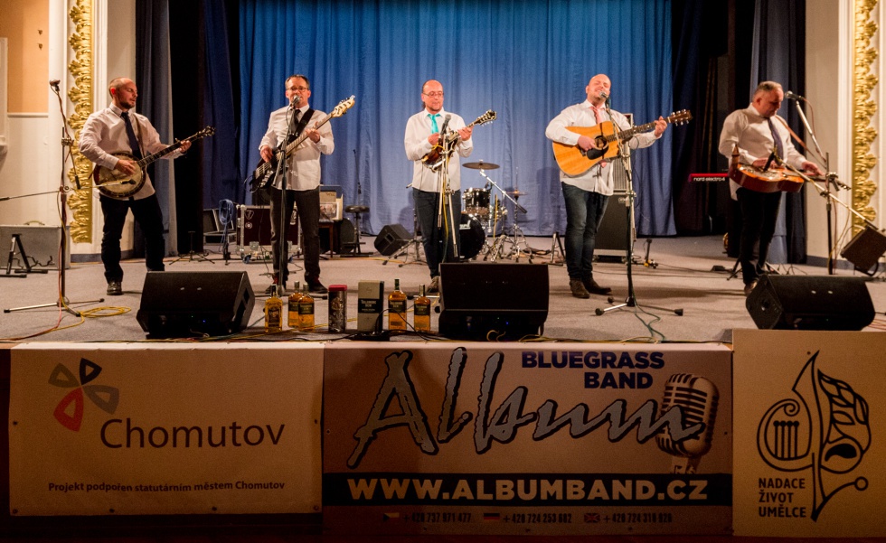 Bluegrassová kapela Album a její oslavný koncert v divadle - Chomutovský  deník