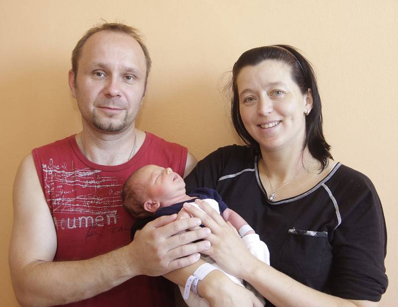 Maminka Gabriela a tatínek Jiří Jedličkovi z KLášterce nad Ohří svírají svého syna Adama Kryštofa. Ten se narodil 21.7. ve 23.39 v kadaňské nemocnici. Měřil 52 centimetrů a vážil 3,46 kilogramu.