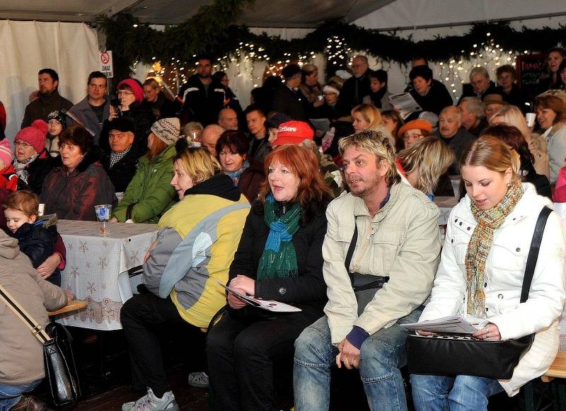 Česko zpívá koledy v Chomutově. Přišlo si zazpívat na dvě stě veselých lidiček.