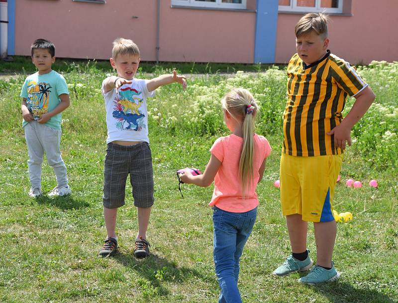 Školáci ze strupčické školy, hrají týmovou hru.