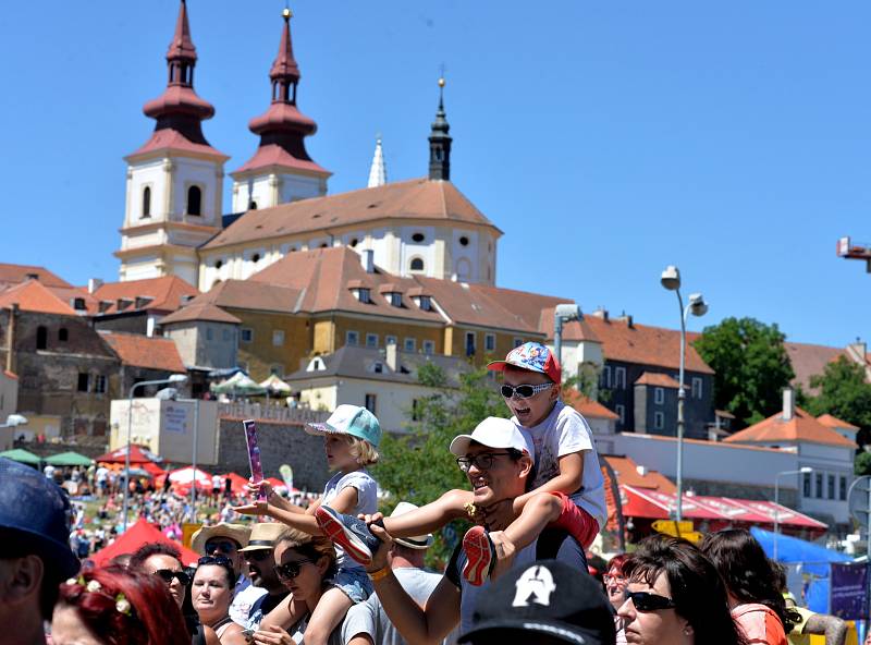 V sobotu 30. června proběhl další ročník  hudebního festivalu Vysmáté léto. Celý den se na pódiích střídaly kapely. Nádherné počasí za hradbami Kadaně přilákalo tisíce lidí. Nechyběla ani svatba.