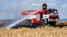Požár pole s obilím zaměstnal hasiče i zemědělce při jeho likvidaci v blízkosti obce Lažany u Chomutova.