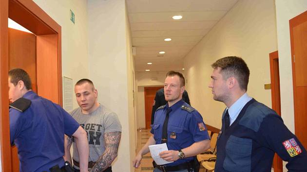 Policejní eskorta přivádí do soudní síně obžalovaného Martina Lecza. U soudu vypovídal také napadený Zdeněk Týr, který je momentálně ve výkonu trestu.