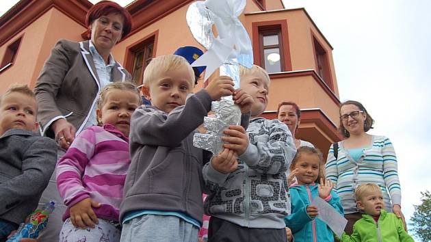 OTEVÍRÁME. Malí „pošťáčkové“ si odemkli novou školku symbolickým klíčem.