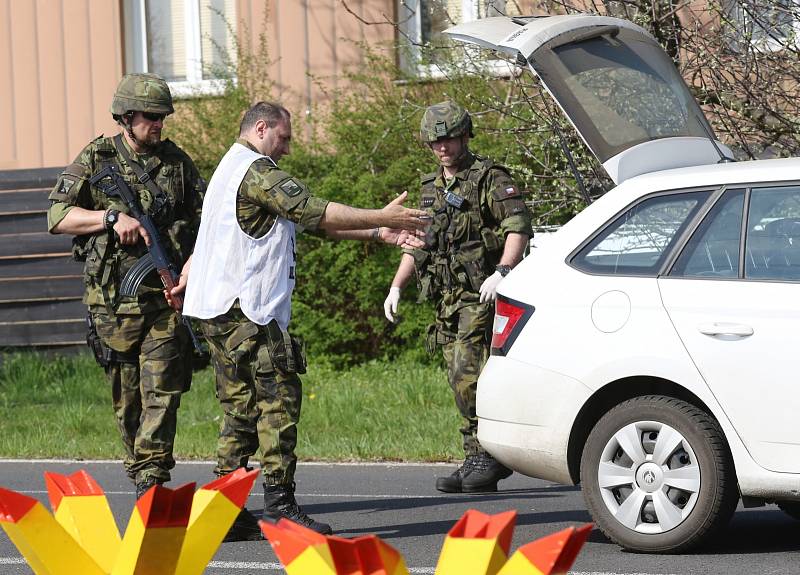 Cvičení aktivních záloh Hradba v rozvodně vysokého napětí u Kadaně