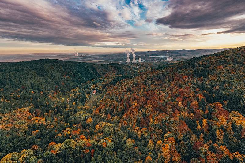 Barvy podzimního listí nádherně zbarvily krajinu Krušných hor i v okolí hradu Hasištejn. Pohled z hradu Hasištejn na elektrárny Prunéřov a v pozadí pak Tušimice.