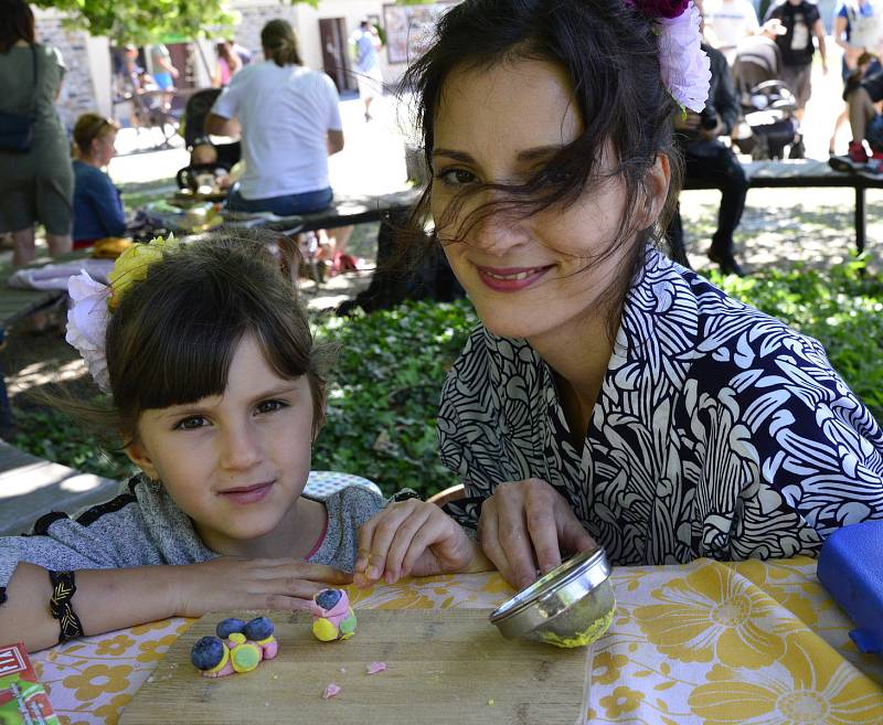 Festival amatérských čajových nadšenců na Studentském náměstí v Kadani.