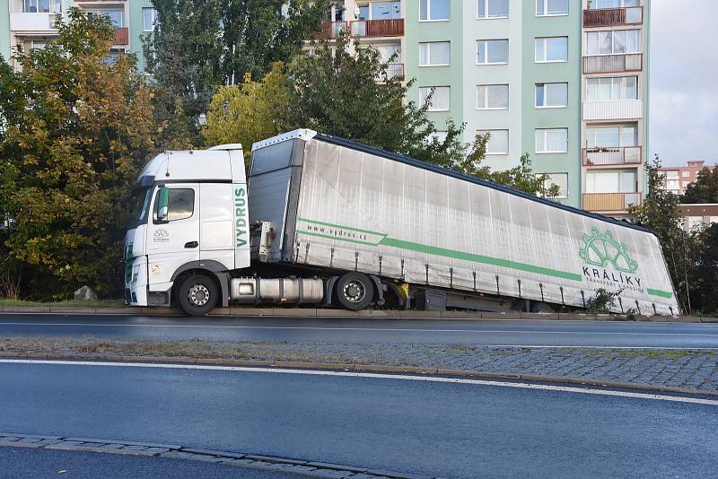 Na kruháku mezi chomutovským sídlištěm Písečná a Baumaxem vyprošťovali náklaďák.
