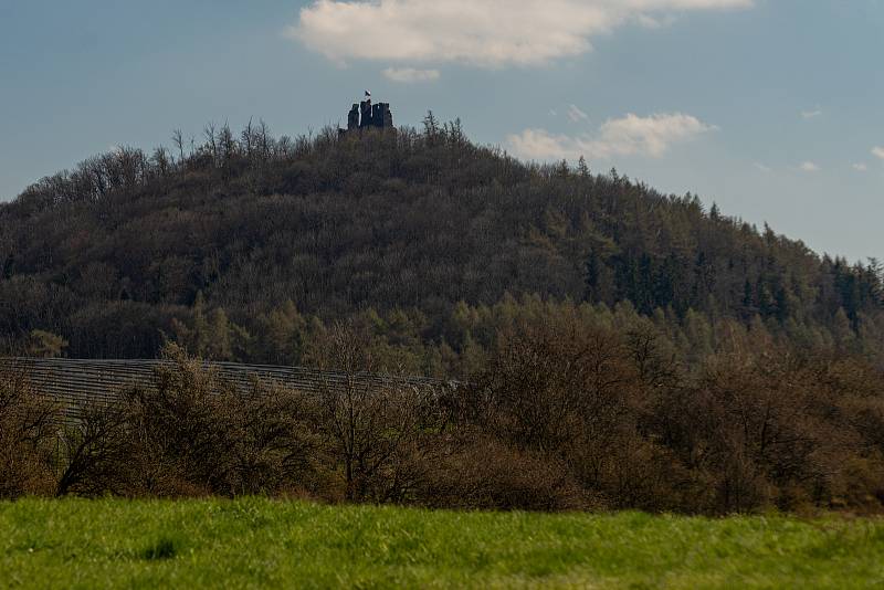 Nad zříceninou hradu Šumburk zavlála vlajka České republiky