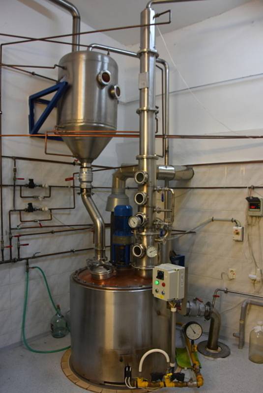 Destilační kotel s destilační kolonou zabírají velkou část místnosti.