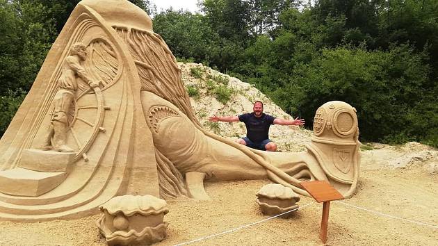 Milan Bezaniuk staví sochy z písku. Na dřevo ale Chomutovan nedá dopustit -  Děčínský deník