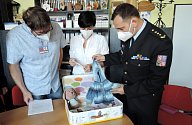 Ve středu 3. června převzala spoluzakladatelka Nadačního fondu LA VIDA LOCA hračky pro projekt Život v kufříku, vyrobené ve školském vzdělávacím středisku Věznice Všehrdy.