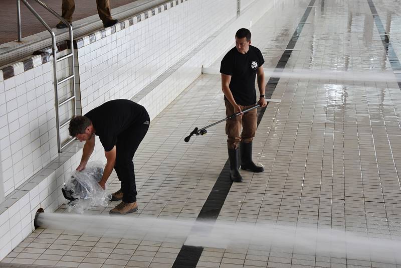 Do bazénu na přání filmařů tryskaly kubíky vody. Bylo to jen pro efekt. Bazén kvůli jeho technickému stavu není možné naplnit po okraj.