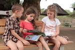 Děti si na picnic situ v Krugerově parku prohlížejí brožuru, se kterou pracovaly. 2016, JAR