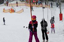 Ani husté sněžení nezabránilo příznivcům lyžování vyrazit na sjezdovku Mezihoří.