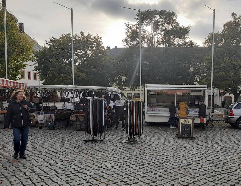 Lidé nejen z Chomutovska jezdí na trh a za nákupy do Marienbergu.