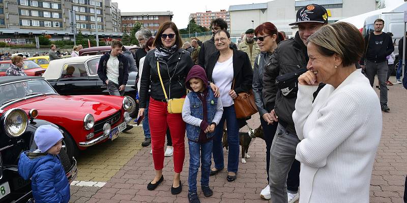 V Chomutově si dali dostaveníčko příznivci historie motorismu. Po registraci a dvouhodinové prohlídce vyrazili motoristé na spanilou jízdu okresem.